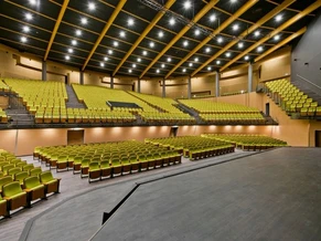 Konferans Salonlarında Görüş Hattı (Sightline) Tasarımı ve Koltuk Yerleşiminin Önemi