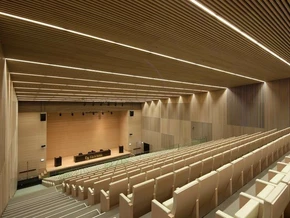 Konferans Salonlarında Projeksiyon ve Ekran Yerleşimi Neden Baştan Planlanmalıdır?